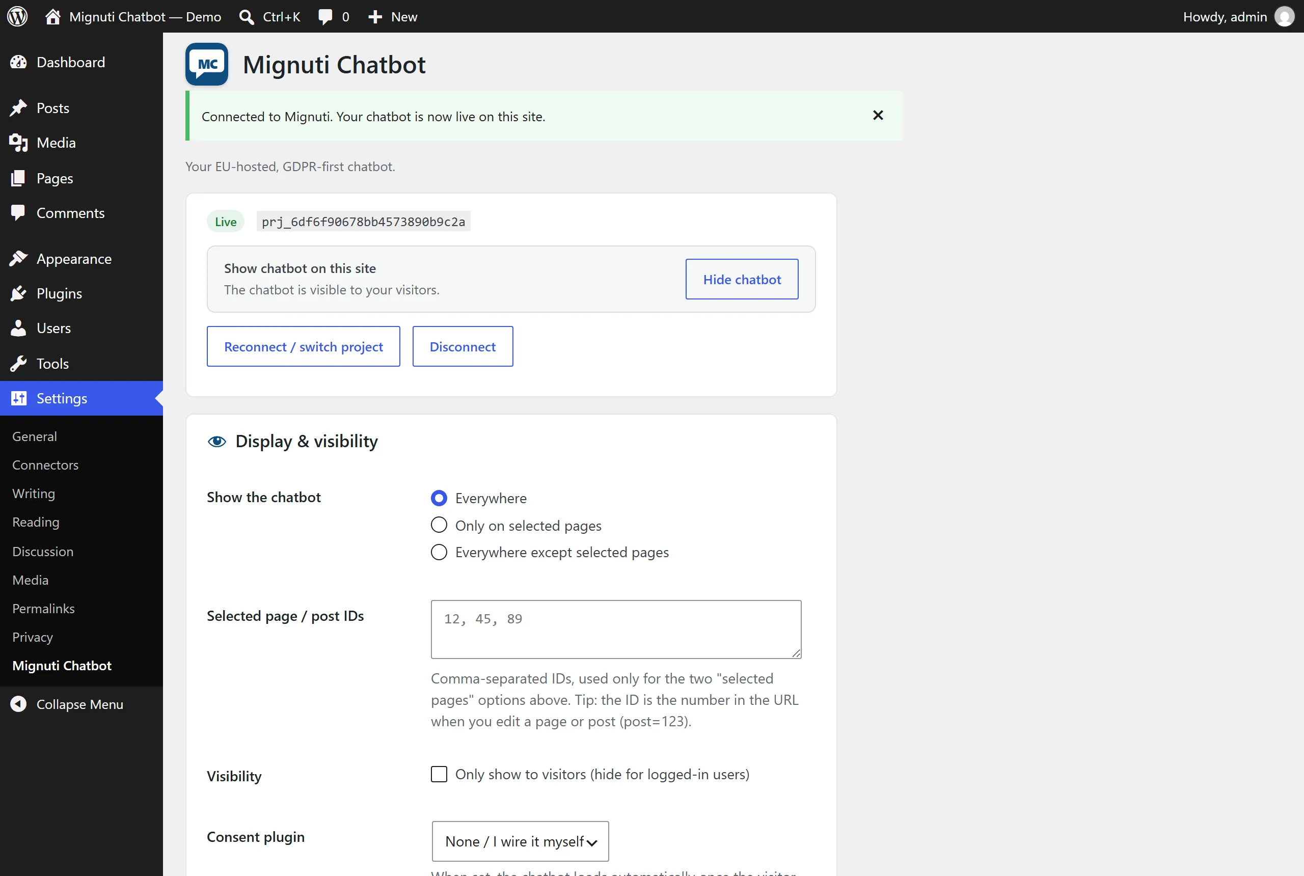 Einstellungsseite des Mignuti-Chatbot-Plugins in WordPress: grüne Meldung „Connected to Mignuti“, Live-Badge mit Projekt-Key, Schalter „Hide chatbot“ und der Bereich „Display & visibility“.